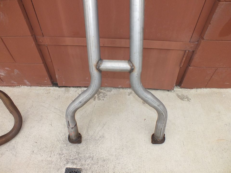 Aluminized exhaust H-pipe crossover with dual rear tailpipe sections on concrete