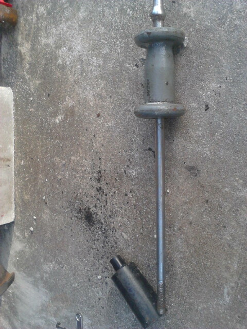 1996 Ford Bronco - This is a slide hammer and 4WD Spindle Puller Adapter i use to quickly take the spindle off. Ive gotten some badly rusted spindles off no p…