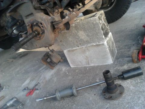 1996 Ford Bronco - Spindle came off like nothing thanks to the slide hammer/puller setup. 3 hits less than 10 seconds.