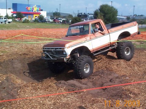 1992 Ford Bronco - This modified Ford F-150 is tackling a challenging dirt track.