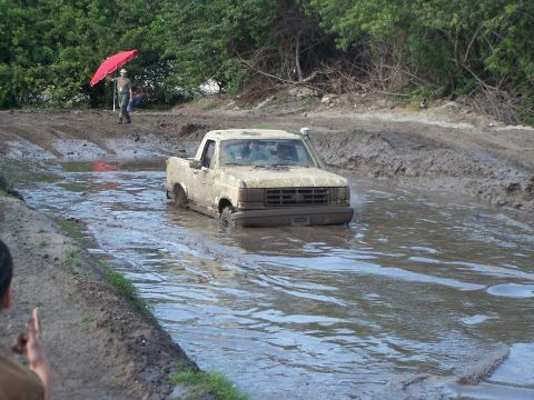 1988 Ford Bronco - stuck at an event called Trucks on the Track. 4x4 wasnt working and rear axle Aussie locker wasnt working right