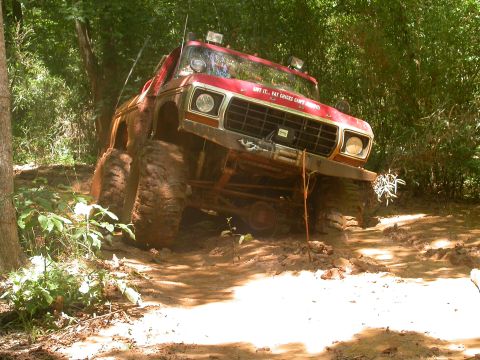 1990 Ford Bronco - This lifted 1979 Ford F-Series truck tackles a challenging muddy off-road course.