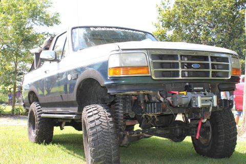 1994 Ford Bronco - This lifted 1994 Ford Bronco features a winch mounted to its front bumper, ready for off-road adventures.
