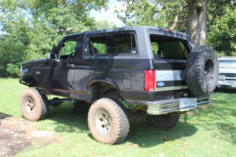 1994 Ford Bronco - This lifted 1994 Ford Bronco is shown from the rear, a spare tire mounted externally.