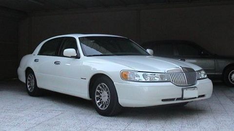 2002 Lincoln Town Car - *NEW*