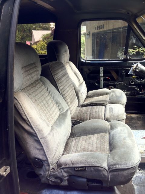 1987 Ford Bronco - Junk Yard Find and very comfortable