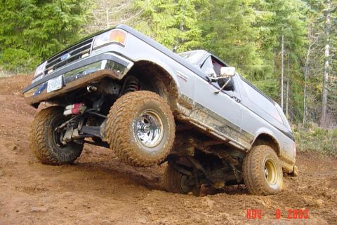 1989 Ford Bronco - 3 wheelin!!