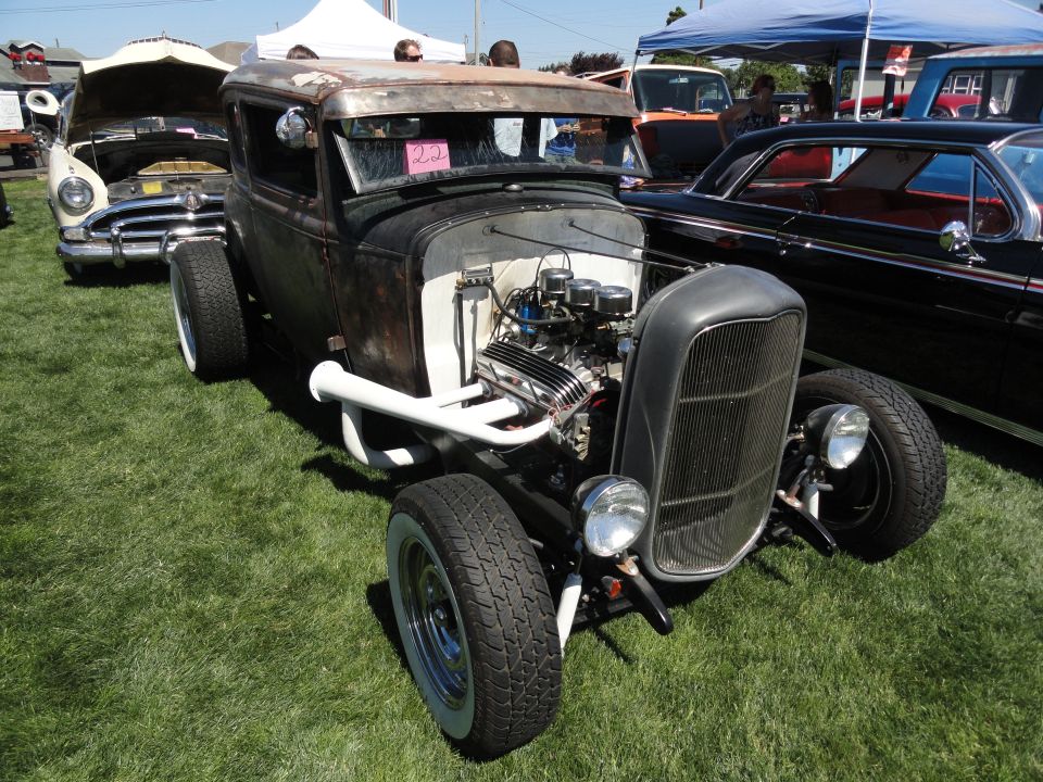 Rat rod hot rod with exposed engine and white side pipes