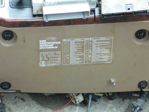 1988 Ford Bronco - Fuse box lid displays identification and rerage information for vehicle fuses in both English and French.