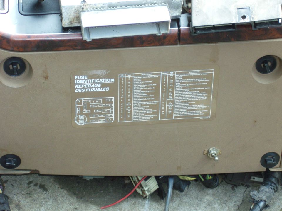 Fuse box lid with diagram and identification text in English and French