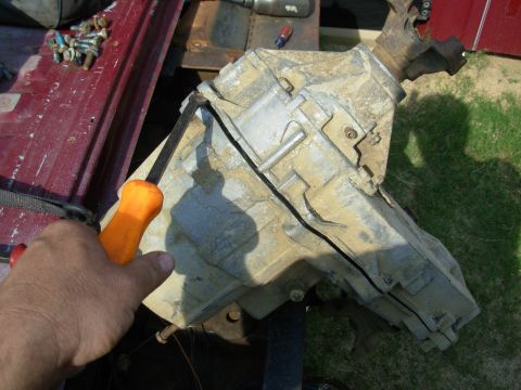 1983 Ford Bronco - Apparently, there's only 1 tiny notch to help split the case.