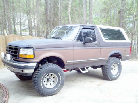 1992 Ford Bronco - This 1992 Ford Bronco is shown from a three-quarter front angle, modified with off-road features.