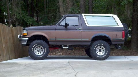 1992 Ford Bronco - This lifted 1992 Ford Bronco features a two-tone brown and white paint scheme and BFGoodrich All-Terrain T/A tires.