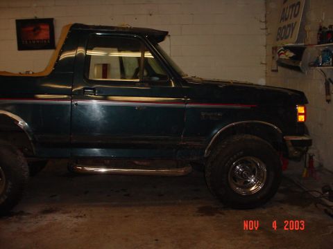 1988 Ford Bronco - Time to get painted :). No KC lights in this picture. looks kinda funny with out them. will deffinitly put them back on after getting paint…