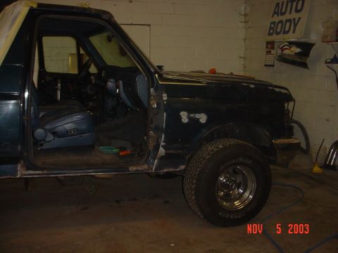1988 Ford Bronco - Whered my door go? guess there was more bronco rust in the jams.