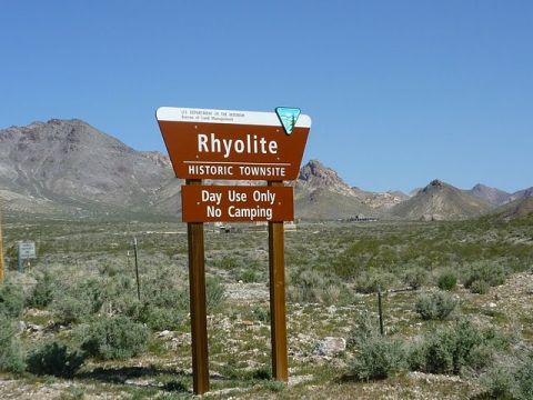 1985 Toyota 4Runner - A sign marks the entrance to Rhyolite Historic Townsite under a clear blue sky.