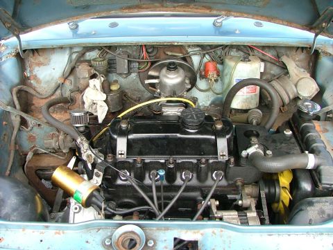 1980 MINI Cooper - Close-up view of the engine compartment in a classic MINI, revealing its mechanical components and some signs of wear.