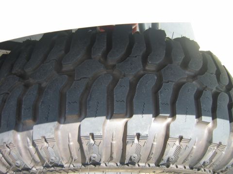 1992 Ford Bronco - Aggressive off-road tire tread detail, with a watermark for Supermotors.net visible.
