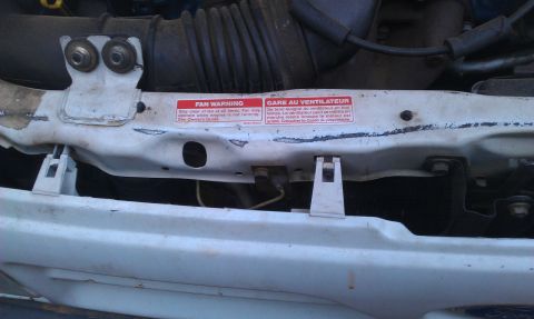 1991 Ford Festiva - Engine bay warning label about fan safety, with text in English and French.