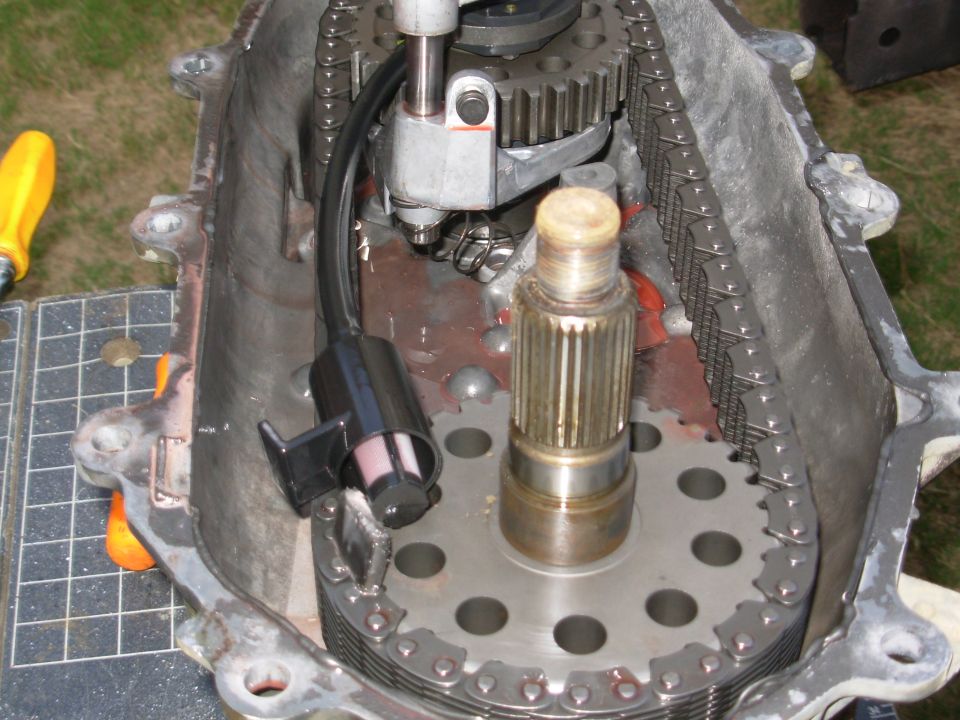 No chunks on the magnet or in the case, so that's good.

The spring for the 2-4 shift fork (background) isn't damaged.