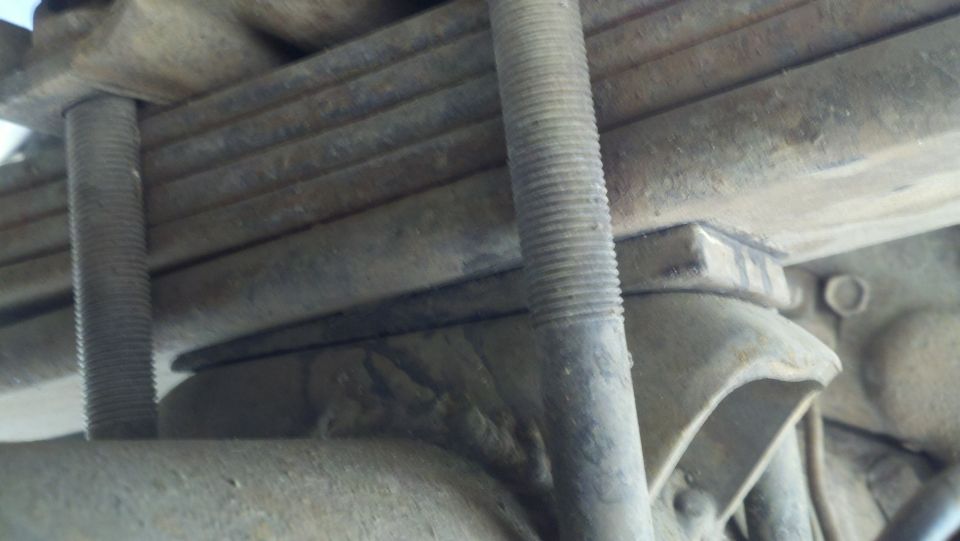 Leaf spring assembly with U-bolts and a rubber isolator