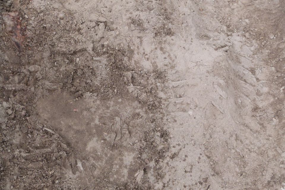 Tire tracks in dirt with "SUPERMOTORS www.supermotors.net" watermark