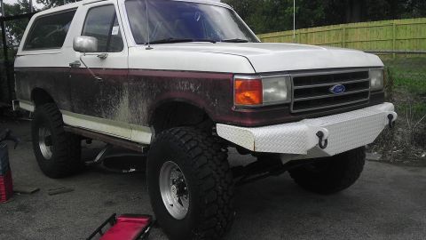 1989 Ford Bronco - This 1989 Ford Bronco features a two-tone paint scheme and an aggressive aftermarket front bumper.