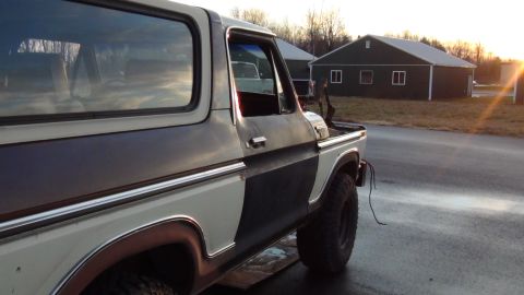 1979 Ford Bronco - The side profile of a vintage Ford Bronco shows its distinctive body style and two-tone paint scheme.