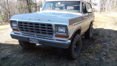 1979 Ford Bronco - A 1978 Ford Bronco is parked outdoors on a dirt surface.