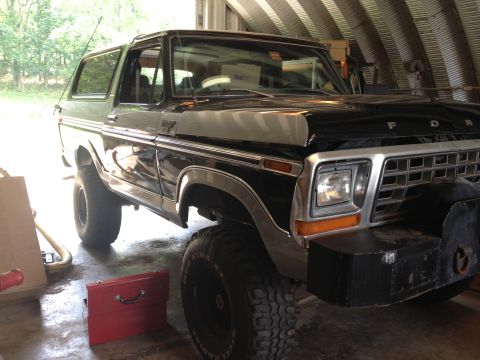 1979 Ford Bronco - This 1979 Ford Bronco features a two-tone paint scheme and a heavy-duty aftermarket front bumper.