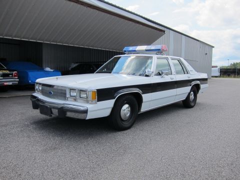 1991 Ford LTD Crown Victoria - This police car appears to be from the 1980s, not a 1991 model as claimed.