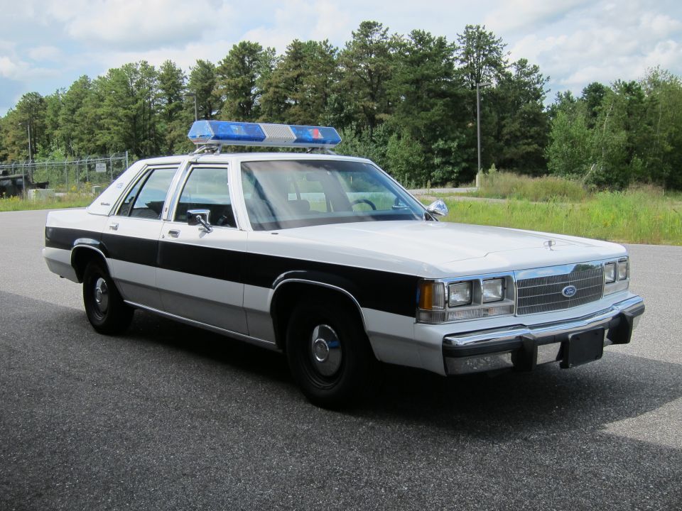 1991 Ford Crown Victoria LTD police car with light bar