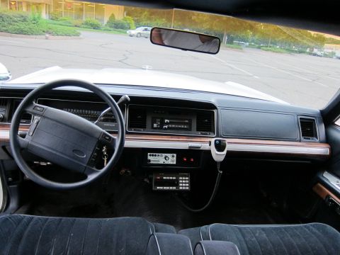 1991 Ford LTD Crown Victoria - Interior view of a 1991 Ford Crown Victoria LTD, equipped with police radio and communication gear.