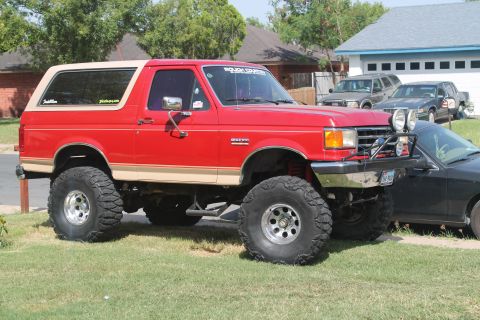 1990 Ford Bronco - This lifted 1990 Ford Bronco features a two-tone paint scheme and auxiliary lighting on the front bumper.