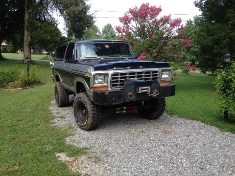 1979 Ford Bronco - This lifted 1979 Ford Bronco features a two-tone paint scheme and a heavy-duty winch bumper.