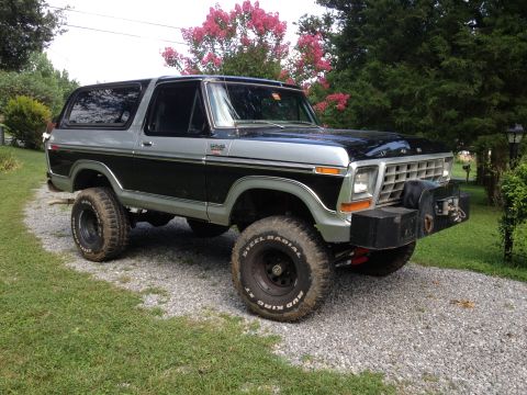 1979 Ford Bronco - This lifted 1979 Ford Bronco features a two-tone paint scheme and an aftermarket front bumper.