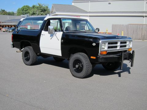 1987 Dodge 1500 - This 1987 Dodge Ramcharger features a two-tone black and white paint scheme and a roof-mounted light bar.