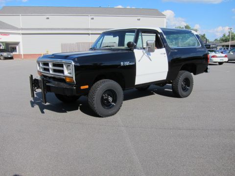 1987 Dodge 1500 - This 1987 Dodge Ramcharger features a distinctive black and white paint scheme and a heavy-duty push bumper.