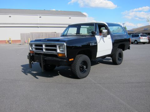 1987 Dodge 1500 - This 1987 Dodge Ramcharger features a distinctive black and white paint scheme and an aftermarket front bumper.