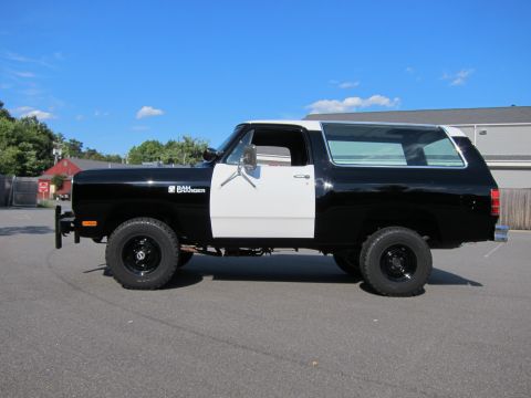 1987 Dodge 1500 - This 1987 Dodge Ramcharger features a distinctive two-tone black and white paint scheme.