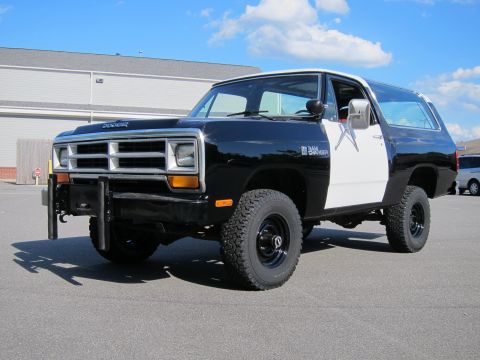 1987 Dodge 1500 - This 1987 Dodge Ramcharger features a two-tone paint scheme and an aftermarket front bumper.
