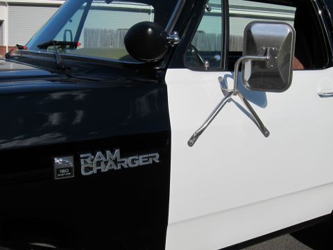1987 Dodge 1500 - The side of a 1987 Dodge 1500 Ramcharger shows its two-tone paint scheme and chrome side mirrors.