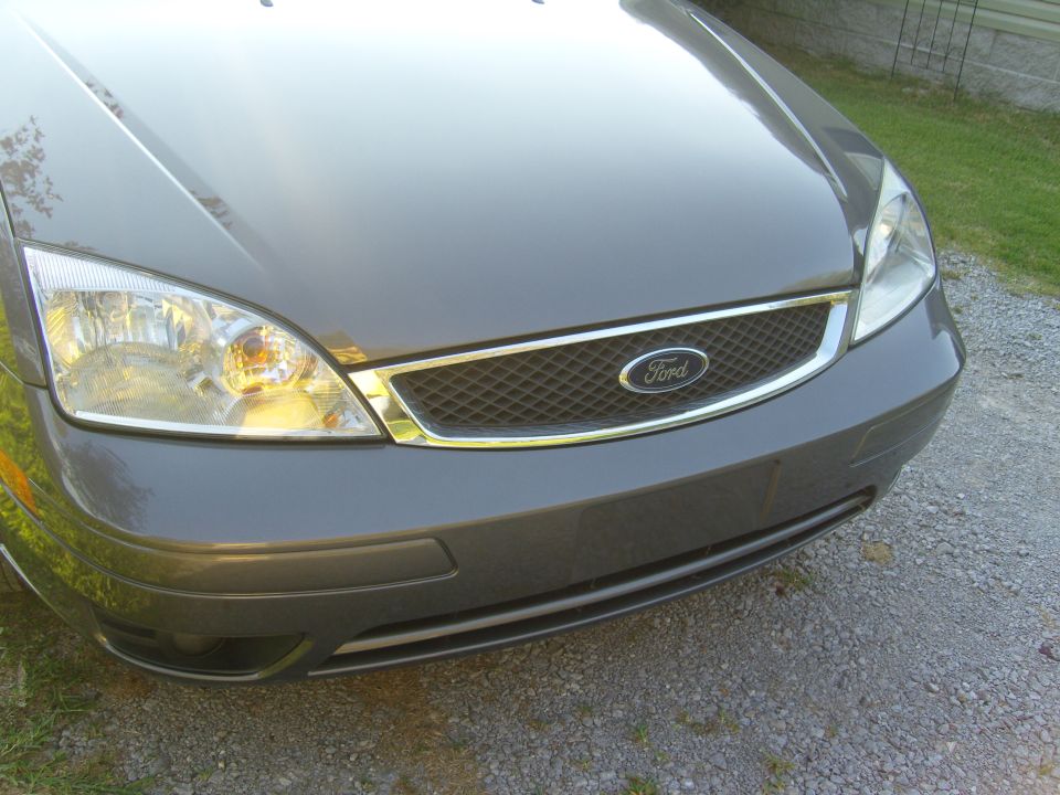 Gray Ford Focus front grille with Ford logo, chrome trim, and headlights