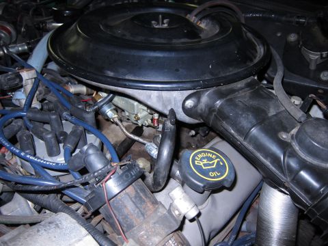 1991 Ford LTD Crown Victoria - Engine bay of a 1991 Ford Crown Victoria LTD, showing the carburetor and air cleaner assembly.
