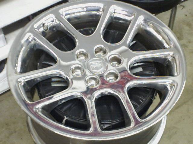 Chrome 5-spoke wheel with a central emblem