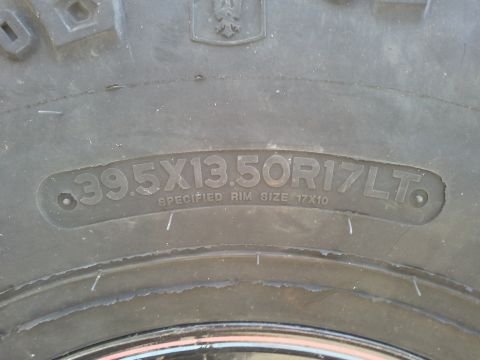 2004 Ford F-350 - Close-up of a tire showing the size designation 39.5X13.50R17LT and the specified rim size of 17x10.