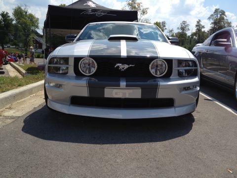 2007 Ford Mustang - Front view of a silver 2007 Ford Mustang GT with dual racing stripes and a GT emblem.