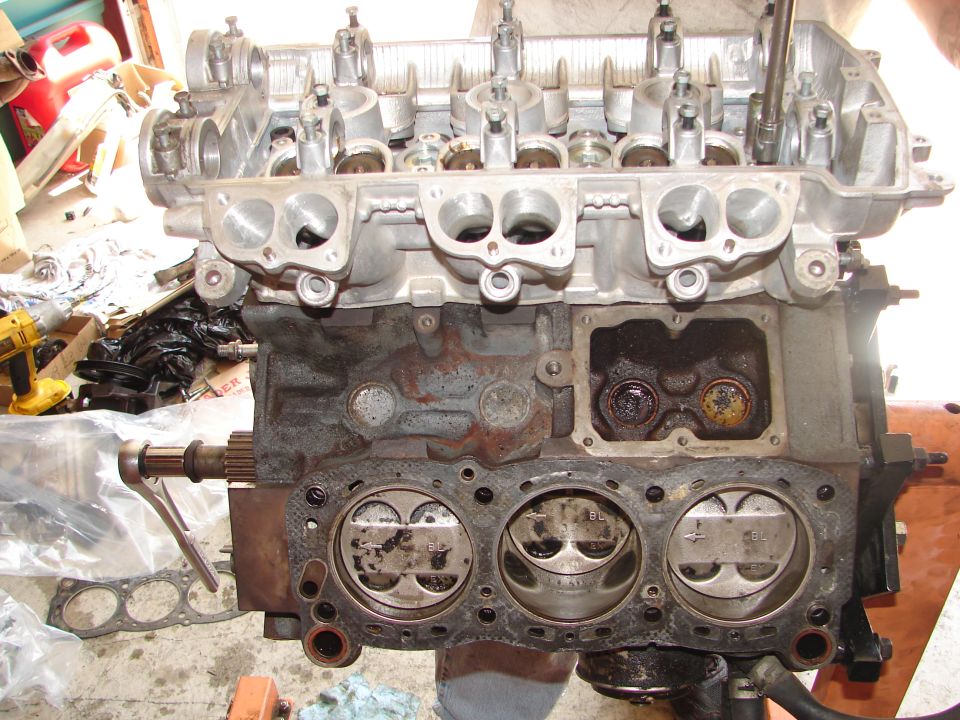 Engine block with pistons visible, cylinder head removed