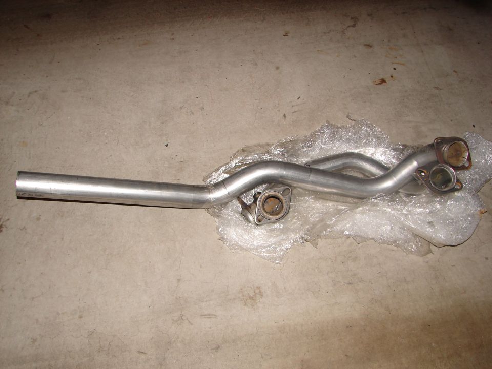 Exhaust pipe with two outlets and mounting flanges