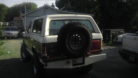 1989 Ford Bronco - This 1989 Ford Bronco is viewed from the rear, showing its spare tire and aftermarket bumper.